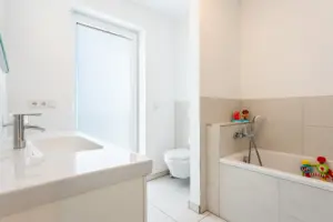 Fotograf Immobilien modernes Badezimmer Doppelhaus