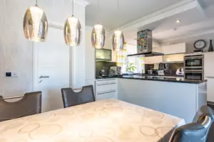 Immobilienfotografie Architektenhaus Küche Essbereich