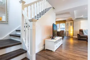 Immobilienfotografie Luxushaus Eingeangsbereich offener Flur mit Treppe