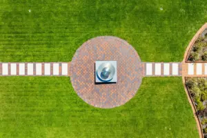 Immobilienfotografie Architektenhaus Garten Kunst