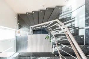 Immobilienfotografie Architektenhaus Treppe Flur Haustür